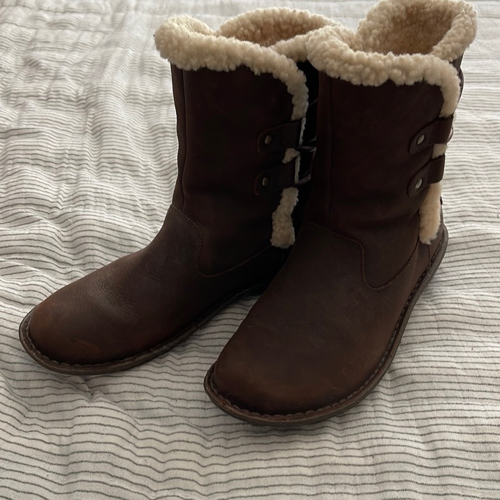EUC UGG Leather boot with Shearling and lace back. Sz10